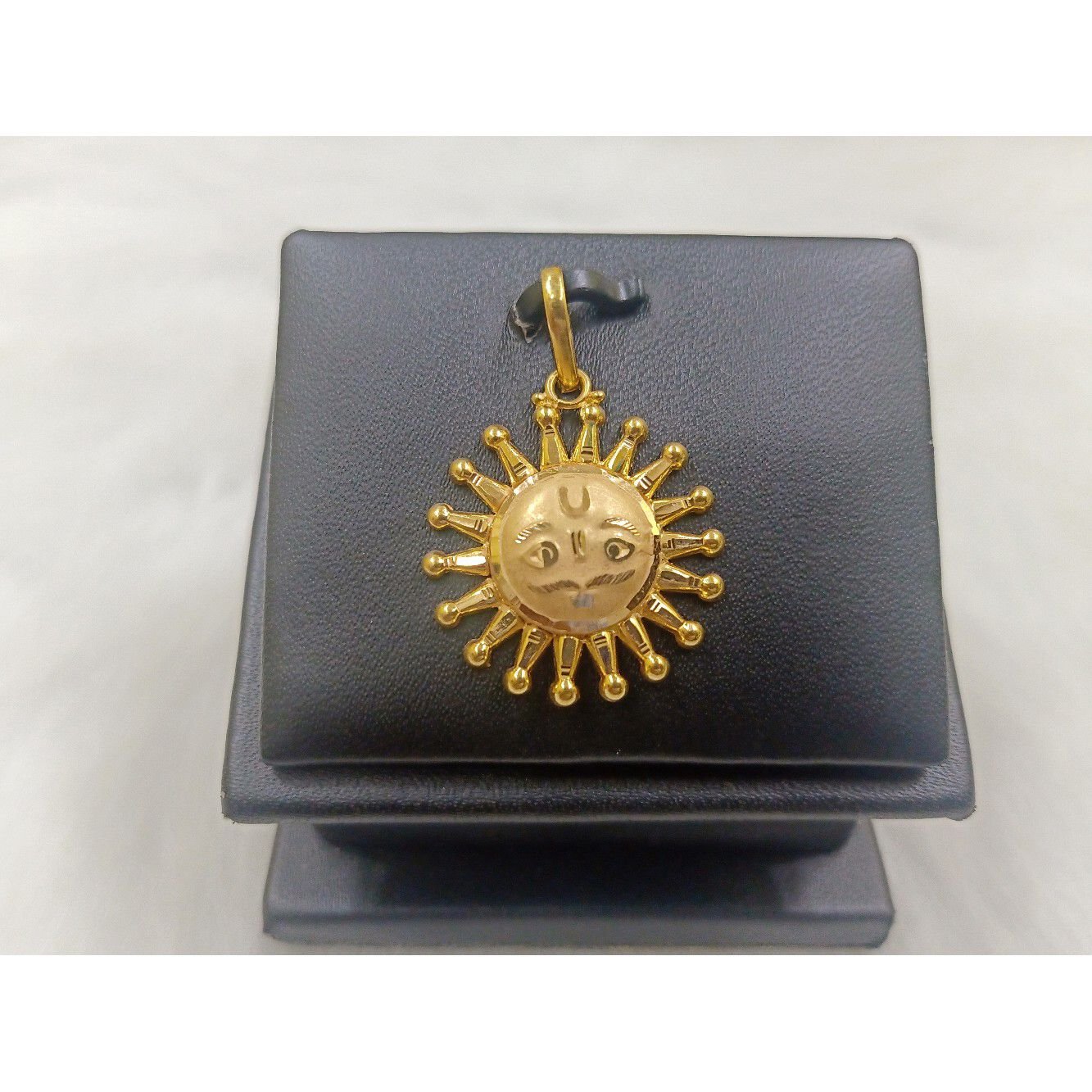 18 Carat Gold Surya Pendent