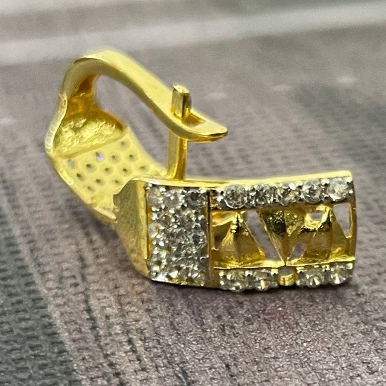 18k yellow gold light weight classic earrings